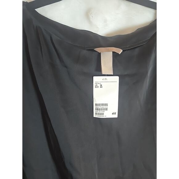 NWT H&M Peplum Blouse Size 14 Classic Black Office Staple Winter Fall Chic - Picture 4 of 7